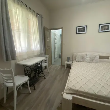 Tuender Pension Mogyorod Exterior photo